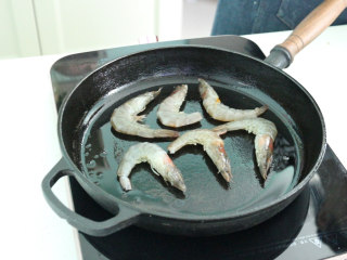 明虾鸡爪煲,将虾放入锅中油煎