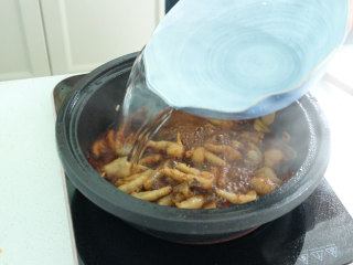 明虾鸡爪煲,加入适量的清水，防止糊锅