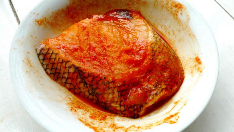 新奥尔良烤鳕鱼,加同等量的水（15克）拌匀腌制一小时以上