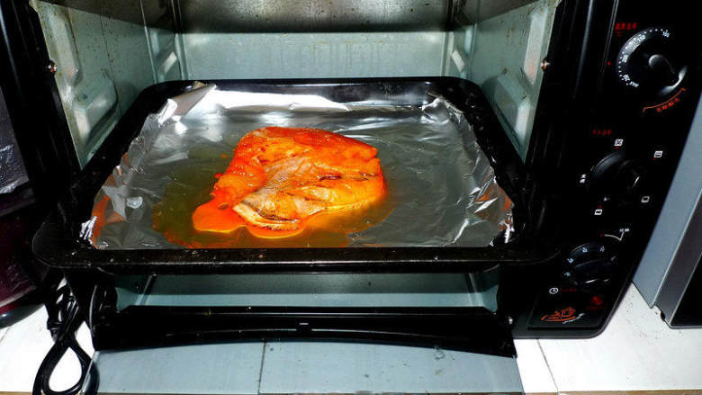 新奥尔良烤鳕鱼,送入事先预热好的烤箱，250度，中层，上下火，20分钟