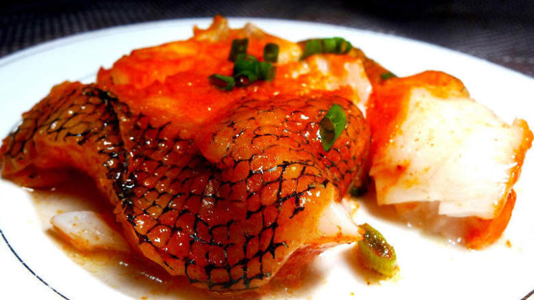 新奥尔良烤鳕鱼,瞧，烤好的鱼块，色泽红亮诱人，肉质鲜嫩有滋味