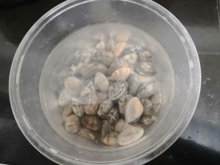 麻辣花蛤,花蛤放淡盐水中，加入2滴油，搅拌吐沙1小时