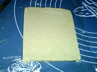 芸豆糕,将白豆沙分成两半，分别擀成大小一致，0.6厘米厚的长方形