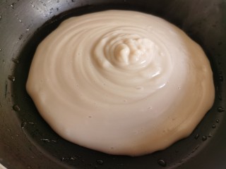 芸豆糕,将打好的芸豆糊倒入不粘锅里，准备炒豆沙。
敲重点🌸炒豆沙最好用不粘锅，不容易糊。