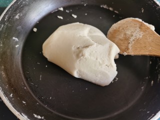 芸豆糕,一直炒到芸豆沙里面的水分变少，像这样豆沙成团就可以了。