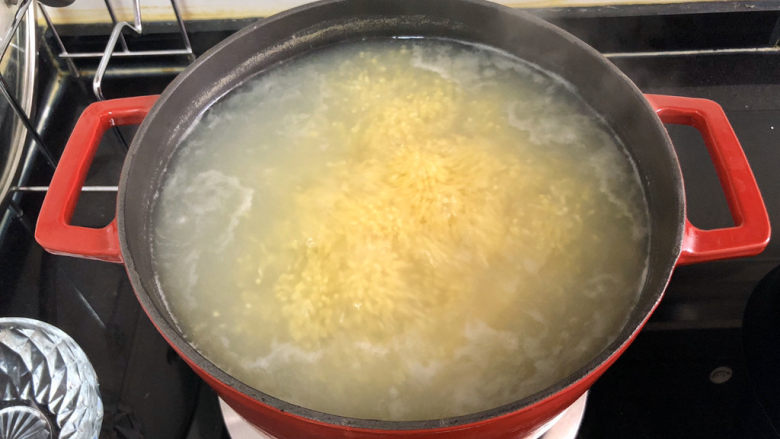 小米海参粥➕稻花麦浪入画来,保持中火煮5分钟，搅拌以防粘锅