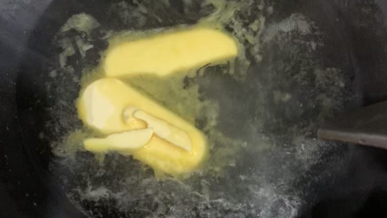 零失败老婆饼,加入黄油拌匀完全融化。