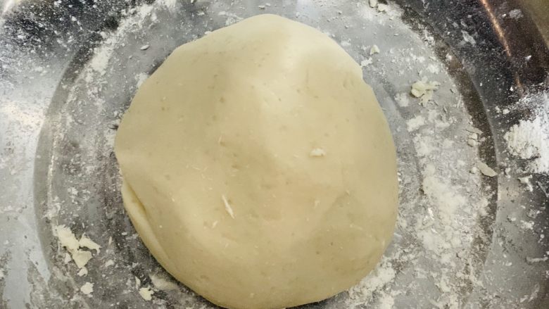 零失败老婆饼,待粉团稍微凉撒层糯米粉，把粉团揉成光滑的面团。