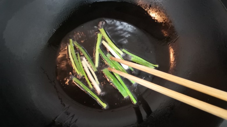 葱油蚕豆,中小火煎，用筷子翻拌一下