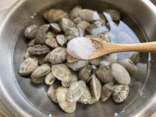 麻辣花蛤,水中加点盐的话能促进花蛤吐泥。