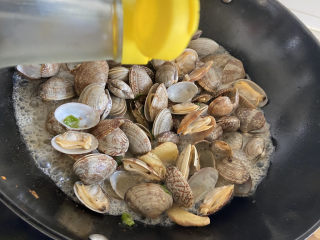 麻辣花蛤,打开锅盖的时候，已经有一些花蛤开了口。这时加入生抽少许，蚝油少许，之所以开口后加，是因为这样才能入味。