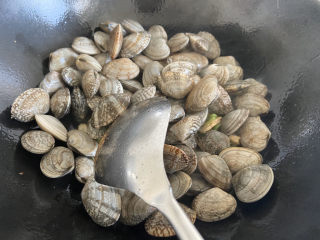 麻辣花蛤,量吐好泥的花蛤倒进锅中翻炒。
