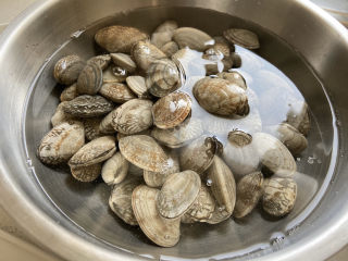 麻辣花蛤,如果花蛤看起来还有泥，可以加点水让它再吐一吐泥。