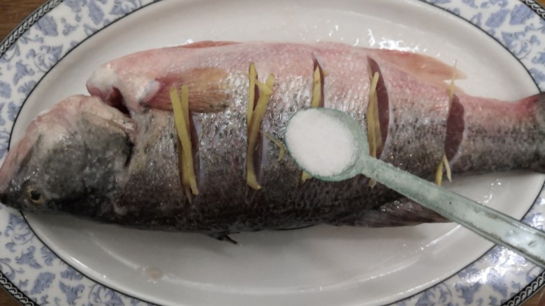葱油鲈鱼,两面洒上盐，抹均匀