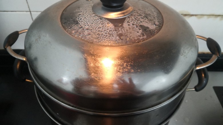 葱油鲈鱼,蒸锅烧水，水开放上鱼，大火蒸12分钟