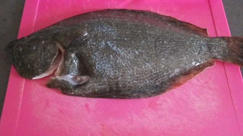 葱油鲈鱼,有点大了，先洗干净。