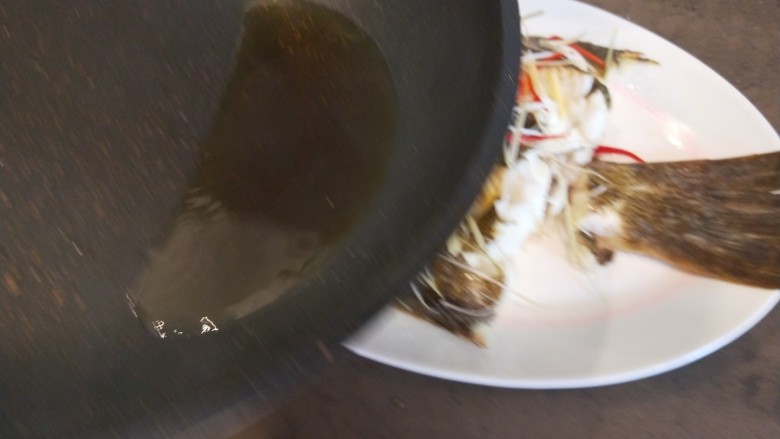 葱油鲈鱼,热油浇上即可。