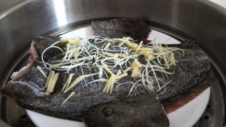 葱油鲈鱼,放入大蒸锅。