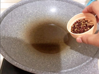 麻辣花蛤,炒锅烧热后加入大豆色拉油，油烧热后加入花椒粒