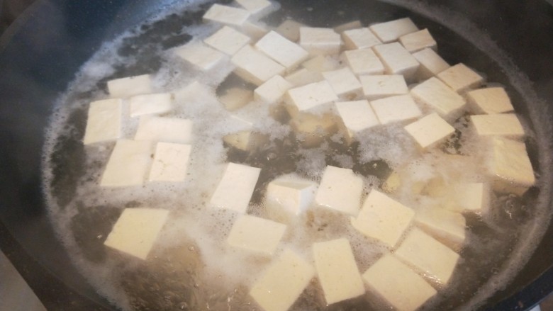 麻辣豆腐,开锅两分钟捞出来。