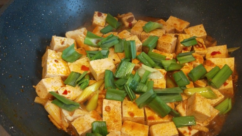 麻辣豆腐,加入淀粉勾芡撒上香葱。