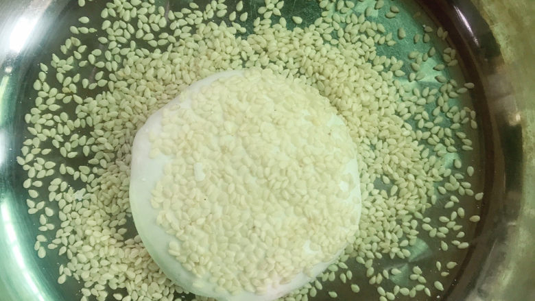 玫瑰豆沙糯米饼,翻面让整个饼都裹上白芝麻
