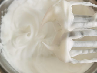 香浓咖啡奶油蛋糕卷,最后蛋白的状态是这样湿性偏硬的状态，提起打蛋器坚挺的弯钩。