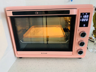 香浓咖啡奶油蛋糕卷,烤箱要提前预热，我一般习惯在打蛋白的时候就把烤箱180度预热，烘烤的温度是上下火170度，烤20分钟。