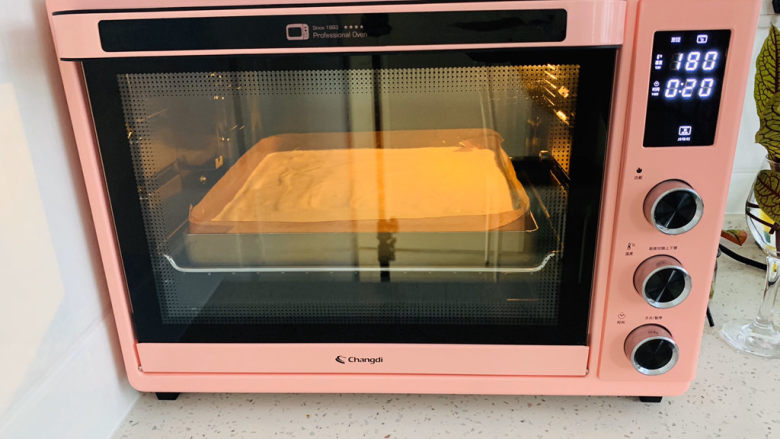 香浓咖啡奶油蛋糕卷,烤箱要提前预热，我一般习惯在打蛋白的时候就把烤箱180度预热，烘烤的温度是上下火170度，烤20分钟。