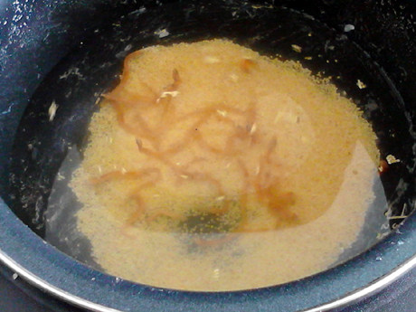 小米海参粥,同小米一起倒入电饭煲中，加入适量清水。