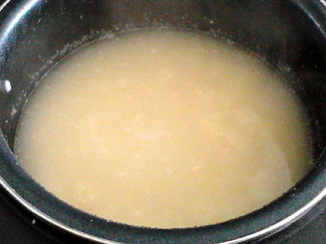 小米海参粥,米粒酥软。