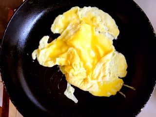 黄瓜木耳炒鸡蛋,倒入鸡蛋，八分熟盛出。