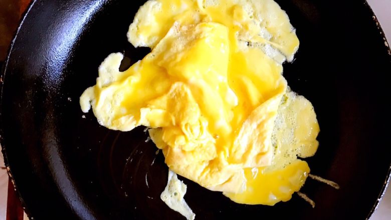 黄瓜木耳炒鸡蛋,倒入鸡蛋，八分熟盛出。