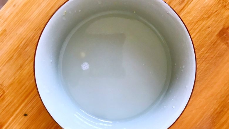 黄瓜木耳炒鸡蛋,加入半碗水。