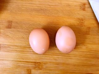 黄瓜木耳炒鸡蛋,准备两个鸡蛋。