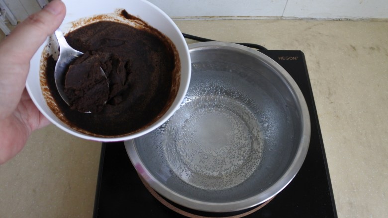 抹茶红豆烧仙草,取1000ml水加热煮开，放入仙草粉搅匀，再次煮开后关火