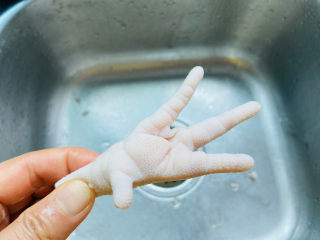 明虾鸡爪煲,鸡爪清洗干净减去指甲