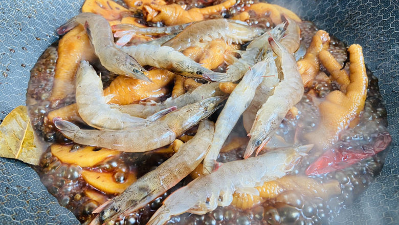 明虾鸡爪煲,放入明虾焖煮十分钟