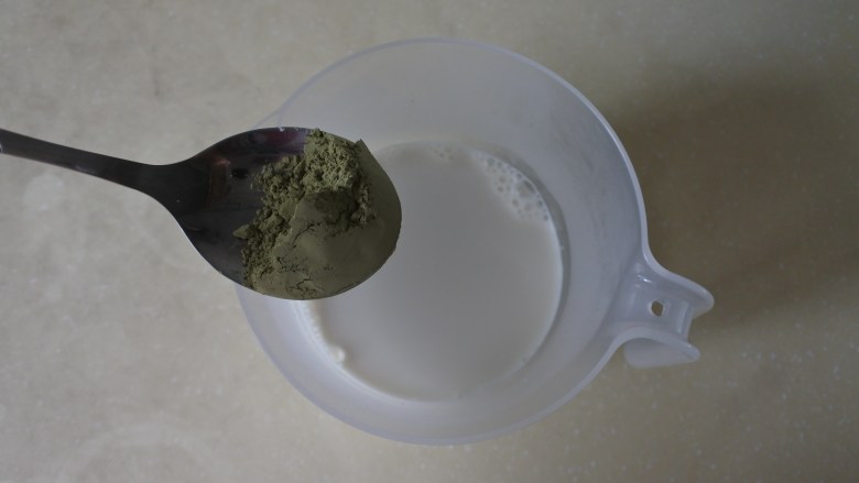 抹茶红豆烧仙草,牛奶用微波炉高火打一分钟，加白糖、抹茶粉搅匀，放凉备用