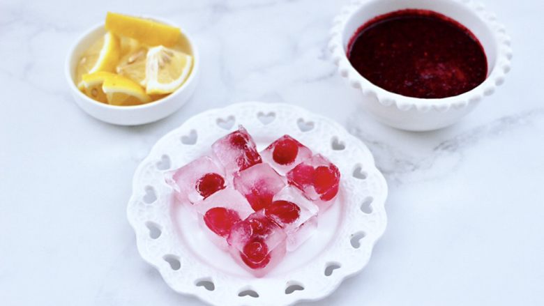 蔓越莓桑葚气泡水,把<a style='color:red;display:inline-block;' href='/shicai/ 595'>柠檬</a>洗净后用刀切成片，榨好的蔓越莓桑葚汁盛到碗里，把冷冻好的冰块取出脱模。