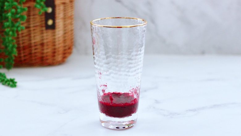 蔓越莓桑葚气泡水,取一个自己喜欢的杯子，把榨好的蔓越莓桑葚汁倒入杯底。
