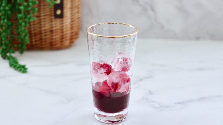 蔓越莓桑葚气泡水,杯中再加入冰冻好的的一半蔓越莓果冰块。