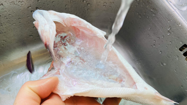 葱油鲈鱼,鲈鱼刮鳞去内脏清洗干净沥干水分