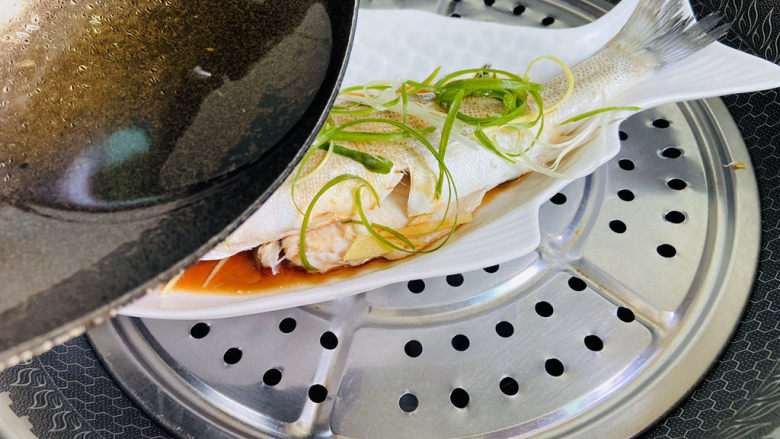 葱油鲈鱼,另起油锅浇在铺满葱丝的鱼上即可