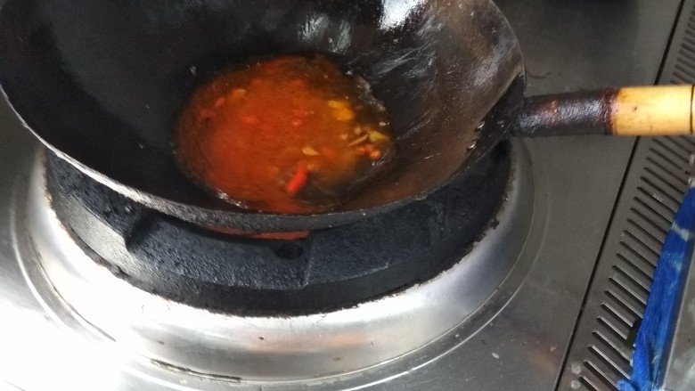 红烧茄子煲,里面加入一小芍水