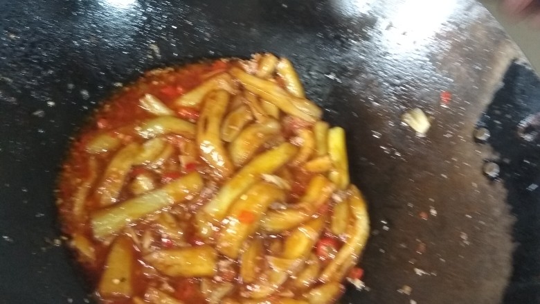 红烧茄子煲,用碗装一点清水，加上_点生粉倒入里面，加点葱花