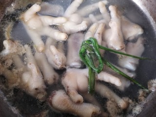 明虾鸡爪煲,沸腾出沫后加入黄酒去腥再煮一会然后捞出洗干净