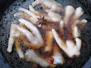 明虾鸡爪煲,放一个茴香并加入适量水将鸡爪炖一会