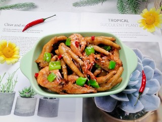 明虾鸡爪煲,拍上成品图，一道美味又营养的明虾鸡爪煲就完成了。