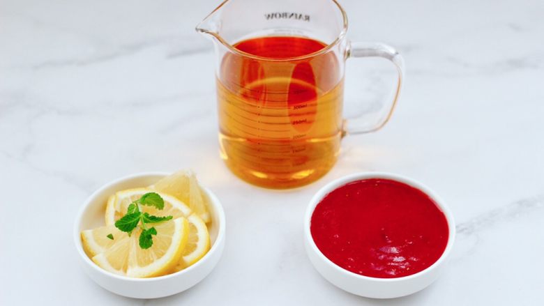蔓越莓草莓花茶饮,把<a style='color:red;display:inline-block;' href='/shicai/ 595'>柠檬</a>洗净后用刀切成片，榨好的蔓越莓草莓泥盛到碗里。